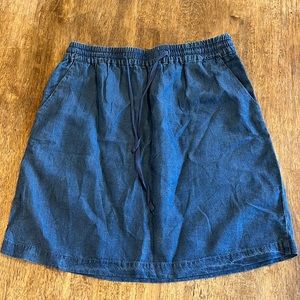 Lucy & Laurel Denim women’s Skirt. Blue. Medium.